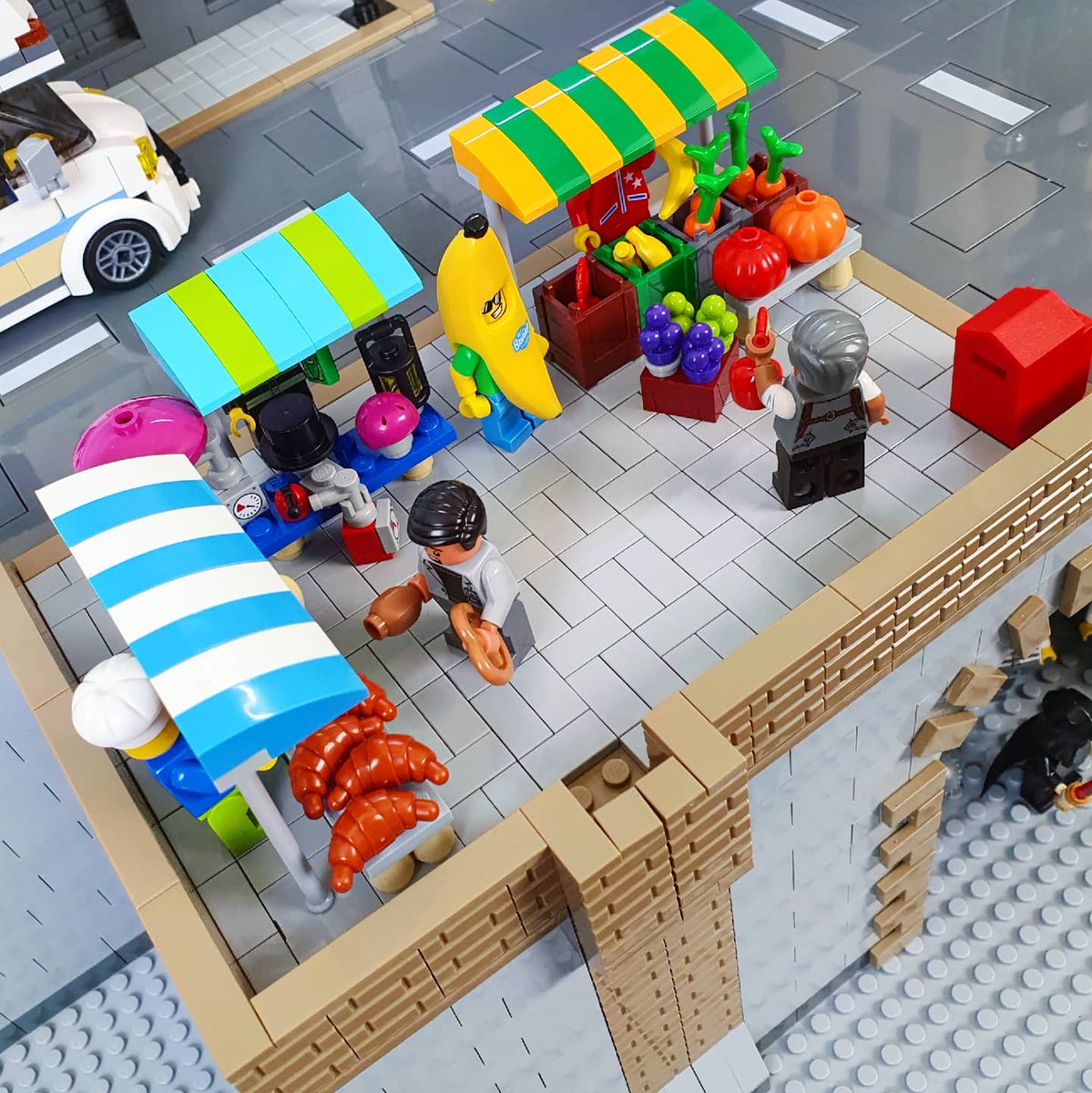 CreativeBrickB's tweet photo. Full video on YouTube - link in bio! LEGO moc market square with baker, greengrocer and junk stand.

#lego #legocity #legomoc #moc #legobuild #legolayout #legobrick #legobricks #legoset #legocreator #legodesign #legominifig #legominifigure #minifigure #minifig https://t.co/BN3L5qrW0f