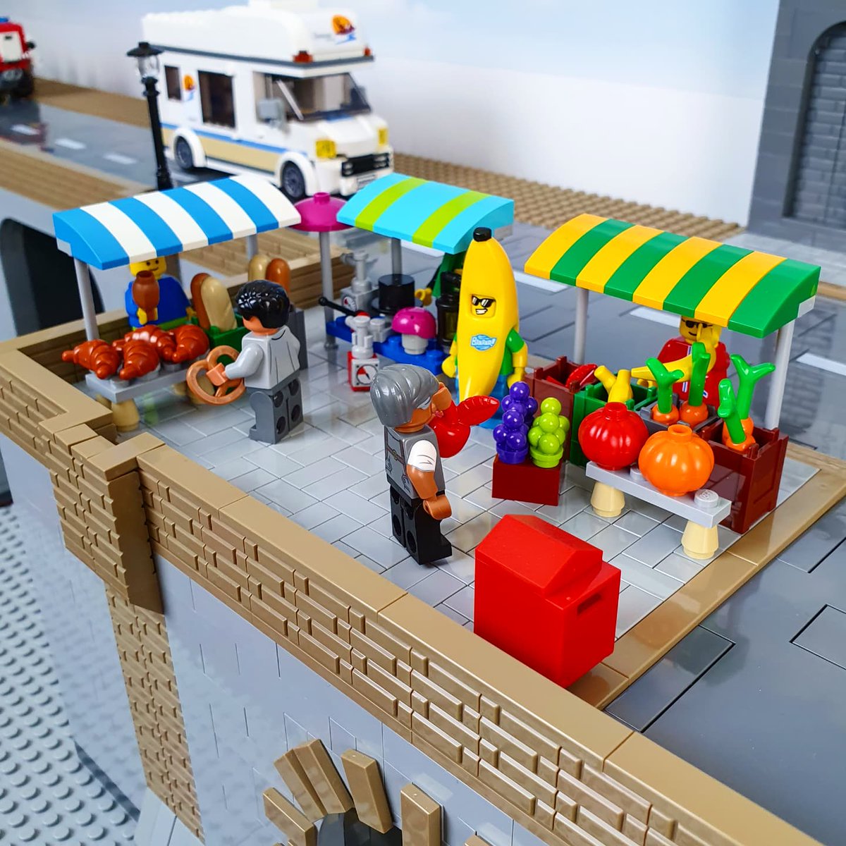CreativeBrickB's tweet photo. Full video on YouTube - link in bio! LEGO moc market square with baker, greengrocer and junk stand.

#lego #legocity #legomoc #moc #legobuild #legolayout #legobrick #legobricks #legoset #legocreator #legodesign #legominifig #legominifigure #minifigure #minifig https://t.co/BN3L5qrW0f