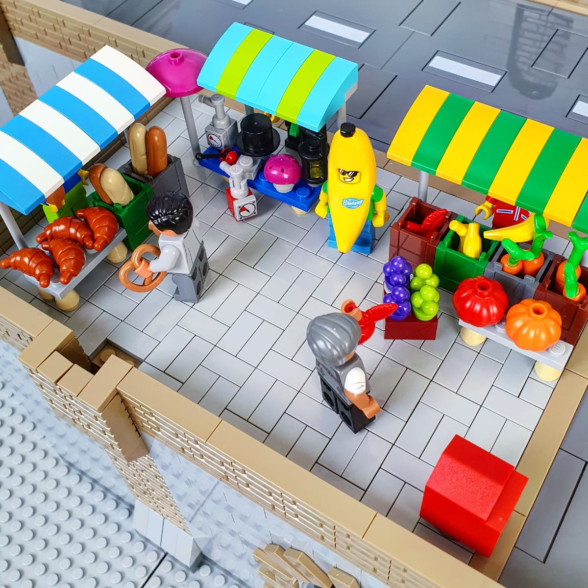CreativeBrickB's tweet photo. Full video on YouTube - link in bio! LEGO moc market square with baker, greengrocer and junk stand.

#lego #legocity #legomoc #moc #legobuild #legolayout #legobrick #legobricks #legoset #legocreator #legodesign #legominifig #legominifigure #minifigure #minifig https://t.co/BN3L5qrW0f