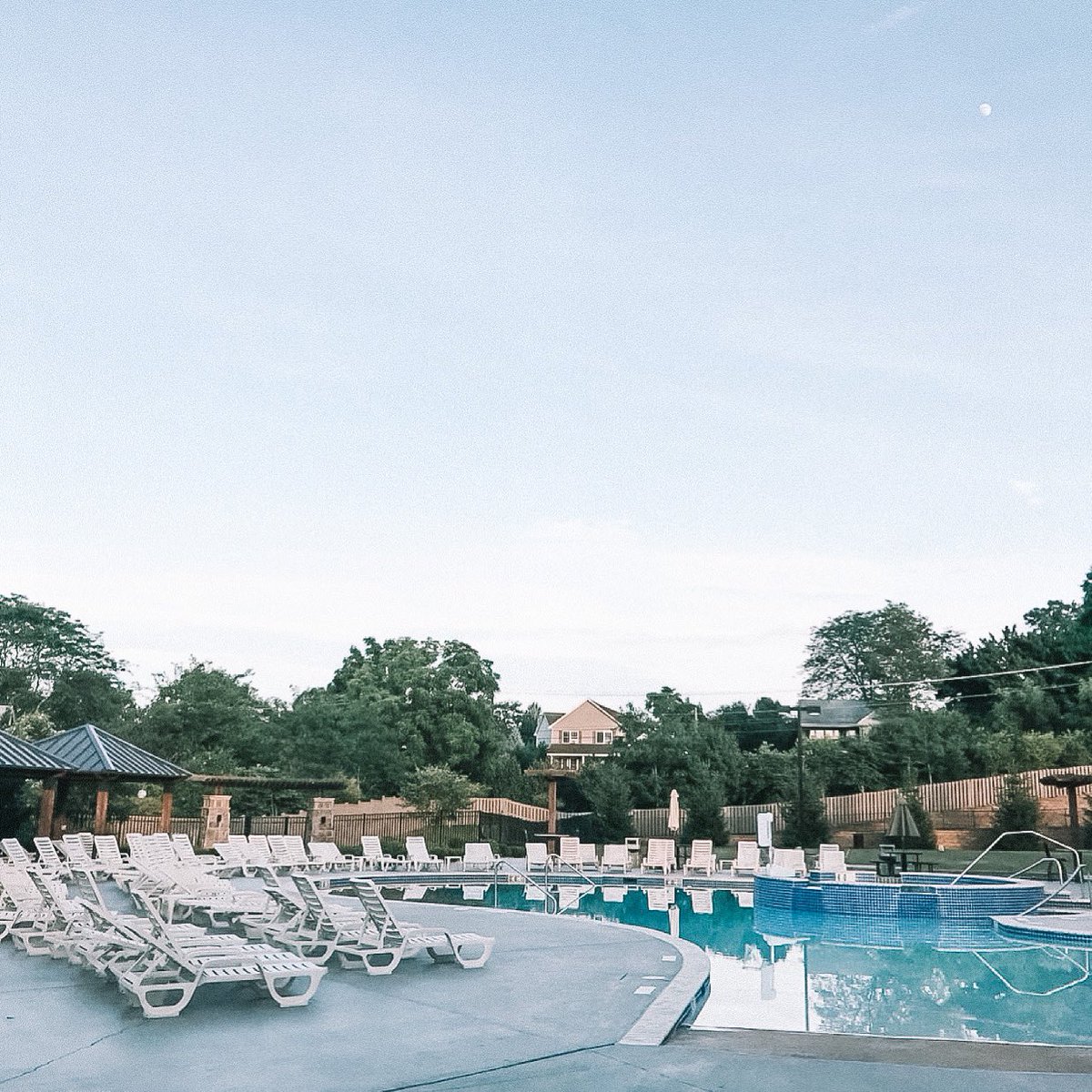 RetreatStateC's tweet photo. Put your body into recovery mode and take a dip in the pool! Our spacious pool space allows you to feel relaxed and ready to handle anything that comes your way!🌤🏡
 #liveherelivewell #sundayrelaxation #poolday https://t.co/DB6GYTRI6s