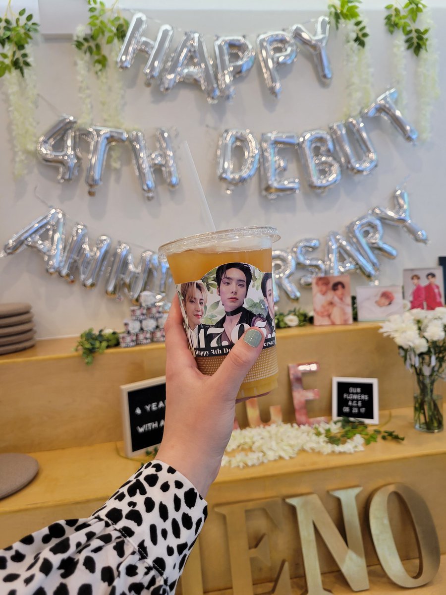 sehy__n's tweet photo. Today is the last day to see the billboard and attend the 4th anni cup sleeve event in NYC!! 🥰💕
#ACExTSQ #OurFlowersAce https://t.co/Pcn58qYVoC