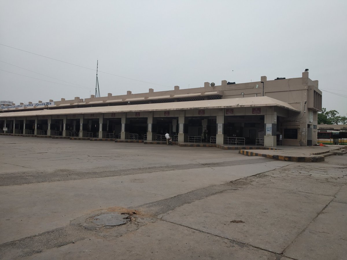 Itsmytirupati's tweet photo. Deserted Look Of Tirupati Bus stand 👍
Credits: @akash_gopisetty
#tirupati #tirupathi #itsmytirupati #tirumala #busstand #busstation #buses #apsrtc #apsrtcbuses https://t.co/K1bOgG1cPa
