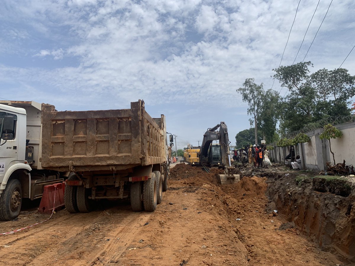 CCECCKADUNA's tweet photo. More update on construction of Poly Road to Kasuwan  Barci Via Shema Filling station. By @CCECCKADUNA #KadunaUrbanRenewal 

Item of work: continuation of trench excavation for drainage. https://t.co/cmogHjde3o
