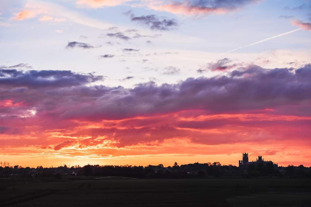 LucyELloyd's tweet photo. Yesterday's beautiful sunset over Ely Cathedral #elycathedral #ely #landscapephotography #fens #sunsetuk #sunsetphotography 
@SpottedInEly @StormHour @ThePhotoHour @ChrisPage90 @WeatherAisling @FascinatingFens @ElyIslandPie https://t.co/gbKmzksOHO