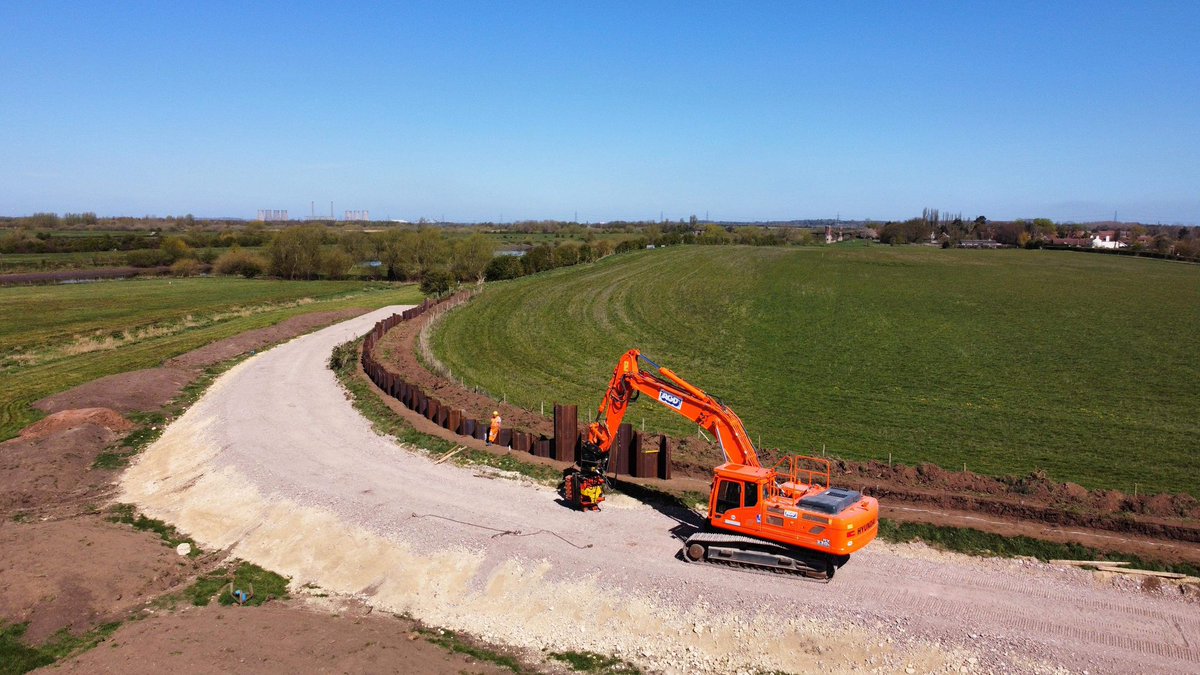 AGDEquipment's tweet photo. Hyundai HX330L excavators installing Z section #SheetPiles at Torksey for SPS. Firstly an #SMS SGM80 #SideGrip vibro pitched the piles then our #BrandNew #INPIEQ IHE22 hydraulic #ImpactHammer finished the piles to level. Available for sale or hire nationwide from @AGDEquipment https://t.co/HV1jIL4BE8