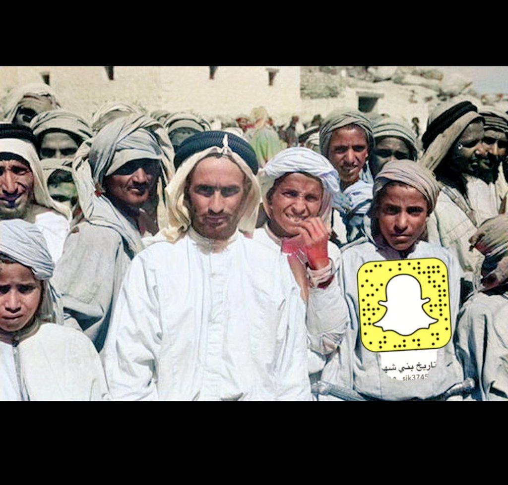 his507's tweet photo. صورة قبل ٧٧ سنة التقطت في سوق السبت بتنومة ويظهر في وسط الصورة الشيخ فراج بن شبيلي ال عريف شيخ شمل قبائل بنو اثله عليه سديريه بيضاء متوزرا بجنبيه ذريع ودسمال ابيض مما يعني مكانه اجتماعيه جيده انذاك وال عريف هم القيمين على السوق وكان يسمى بسمهم سبت ابن عريف ويمثل مورد اقتصادي مهم https://t.co/L56Cf7vuXD