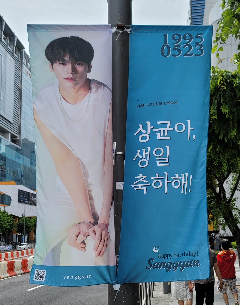Love_is_9's tweet photo. 홍대 가로등 배너광고!
생일 가기 전에 올리려고 했다가 너무 성의없이 써서ㅠㅠㅠ 이틀 내내 끝부터 끝까지 보고 온 소중한 배너광고인데ㅠㅠㅠ 내가 한 건 1도 없지만 너무 좋아서 상균이가 꼭 봤으면 했던ㅠㅠㅠ 진짜 최고!!
#19950523그날어쩐지뭔일날것같더라
#오늘_상균이_생일
#Its_GYUNNY_day https://t.co/aOAPAvbeAx
