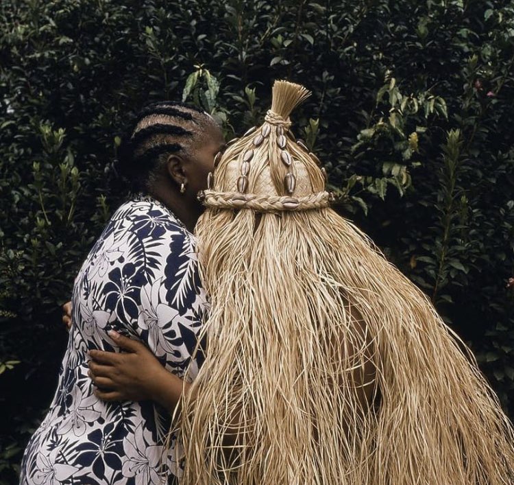 Que o abraço de Obaluaye seja como o de todos os outros Orixás: de cura, de amor e muito acolhimento. Orixá te ama! Axé!