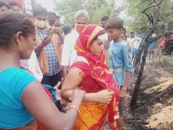 शर्मनाक!
कब रुकेगा मजलूमों पर अत्याचार?
बिहार के जिला पूर्णिया के मझवां गांव में रात के समय अपराधियों ने सो रहे दलित परिवार की महिलाओं,बुजुर्गों,नौजवनो और बच्चो पर किया जानलेवा हमला,  घरों को किया आग के हवाले @HimanshuValmi13 @NitishKumar @BhimArmyChief #PurniaDalitsWantsJustice