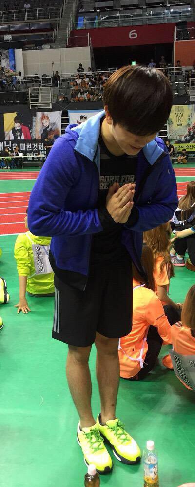 บีทูบีเอพิ้งต้องมาปะ นัมจูหลับในงานกีฬาสี บีทูบีเอาผ้ามาคลุม เอาขวดน้ำมาตั้งล้อม พี่มินย้อกนั่งไหว้ซองแจยืนสวดมนต์555555555555