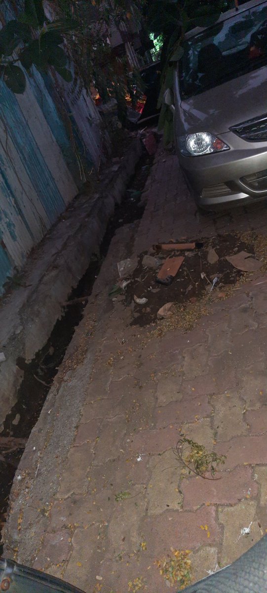 HinaChinu's tweet photo. @mybmc @mybmcWardKE 

Need attention to clear the garbage removed from our road side drainage lines in our society one week back which is still lying unattended leading to unhygienic conditions and those waste will again go back to clean drainage lines if it rains. https://t.co/KUXIskxsUt