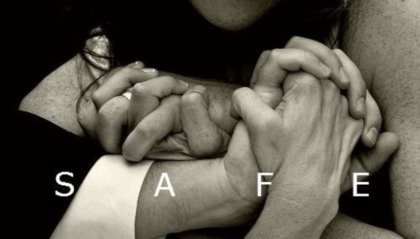 Прощальные объятия. Обнять руками и ногами. Объятия руки. Мужская рука на постели. Объятия влюбленных.