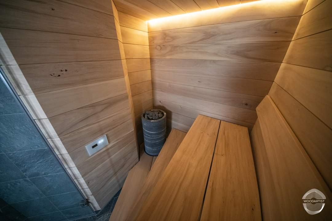 Pieneen saunaan näyttävät lauteet? Lasiseinällä ja kelluvalla kiinnityksellä onnistuu 👌 #sauna #woodartist #puuartisti