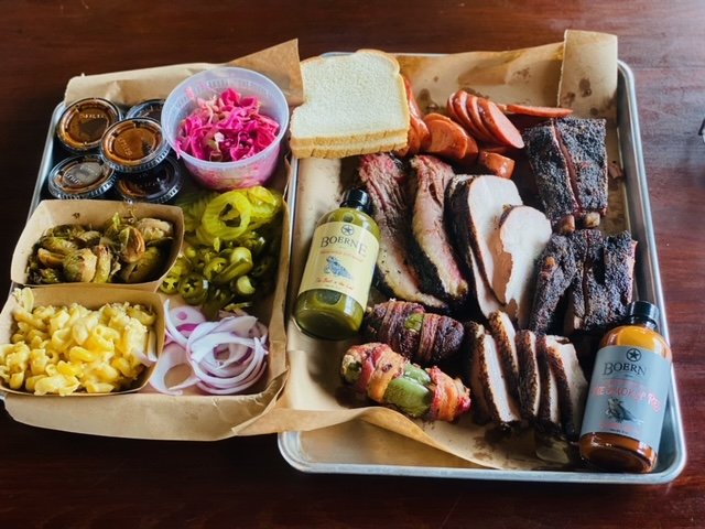 Take a look at this spread from <a href="/hcgsbbq/">HCGS BBQ Co.</a>!!!
.
.
.
#boernebrand #texas #style #hotsauce #bbq #spread #brisket