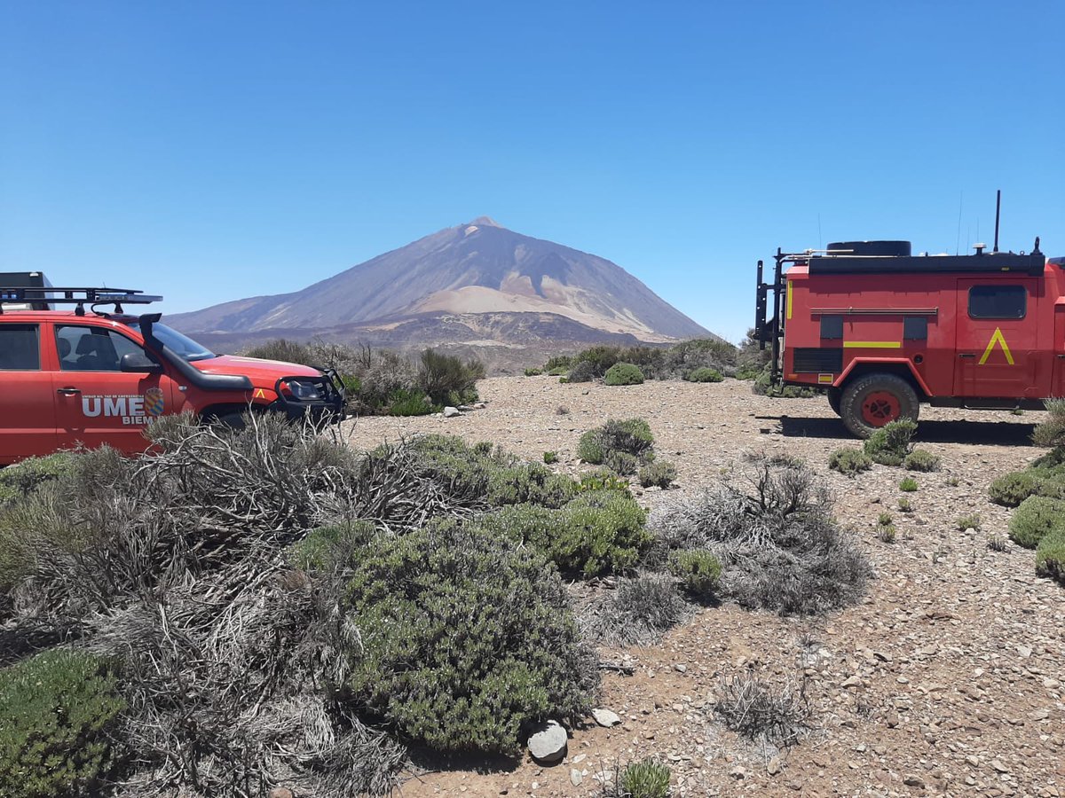 UMEgob's tweet photo. Los equipos de la #UIEMCanarias #BIEM2 tienen asignadas las misiones de vigilancia y control de puntos calientes del perímetro del #IFArico

También continúan con el apoyo 🚒a la carga de agua en tierra de los aviones🛩️ del #43Grupo @EjercitoAire https://t.co/G6s46koo23