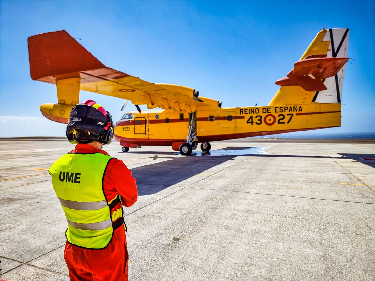 UMEgob's tweet photo. Los equipos de la #UIEMCanarias #BIEM2 tienen asignadas las misiones de vigilancia y control de puntos calientes del perímetro del #IFArico

También continúan con el apoyo 🚒a la carga de agua en tierra de los aviones🛩️ del #43Grupo @EjercitoAire https://t.co/G6s46koo23