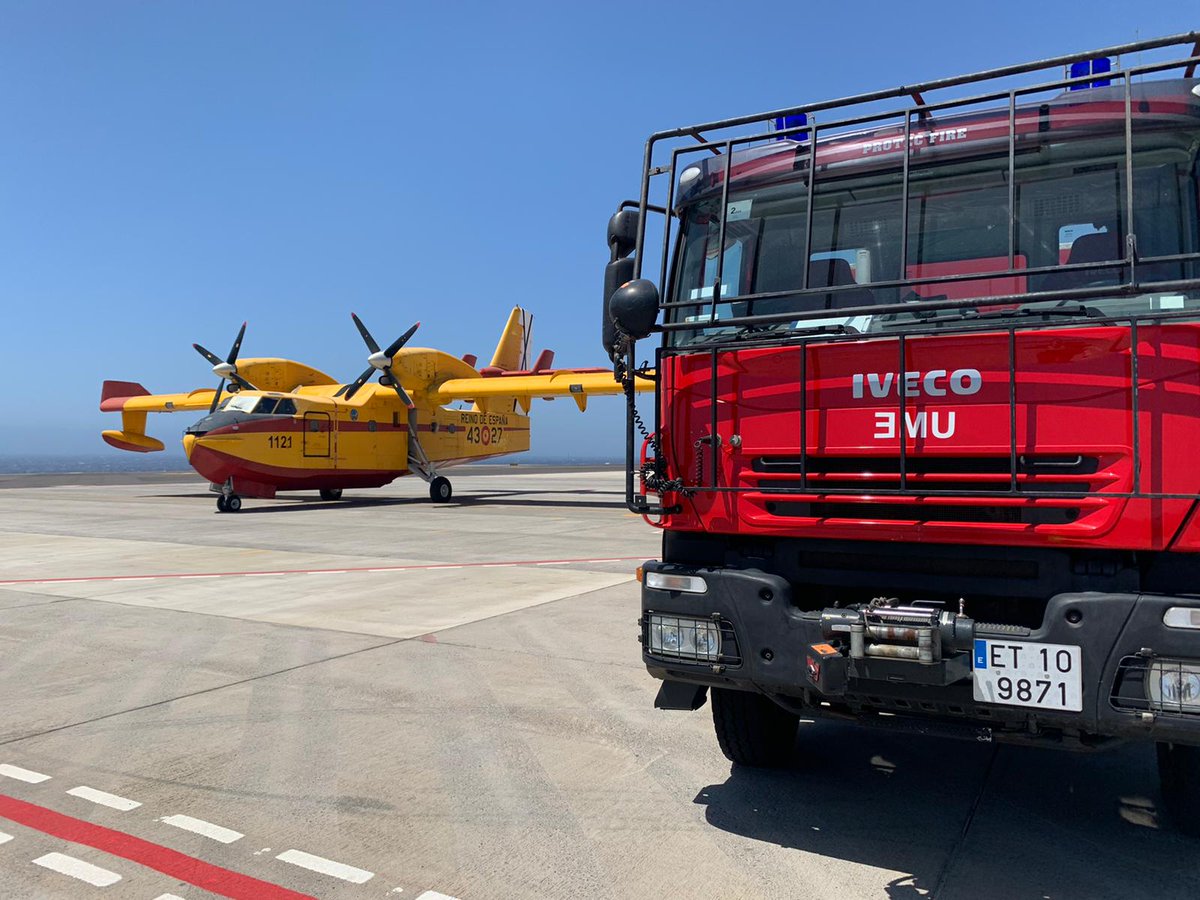 UMEgob's tweet photo. Los equipos de la #UIEMCanarias #BIEM2 tienen asignadas las misiones de vigilancia y control de puntos calientes del perímetro del #IFArico

También continúan con el apoyo 🚒a la carga de agua en tierra de los aviones🛩️ del #43Grupo @EjercitoAire https://t.co/G6s46koo23