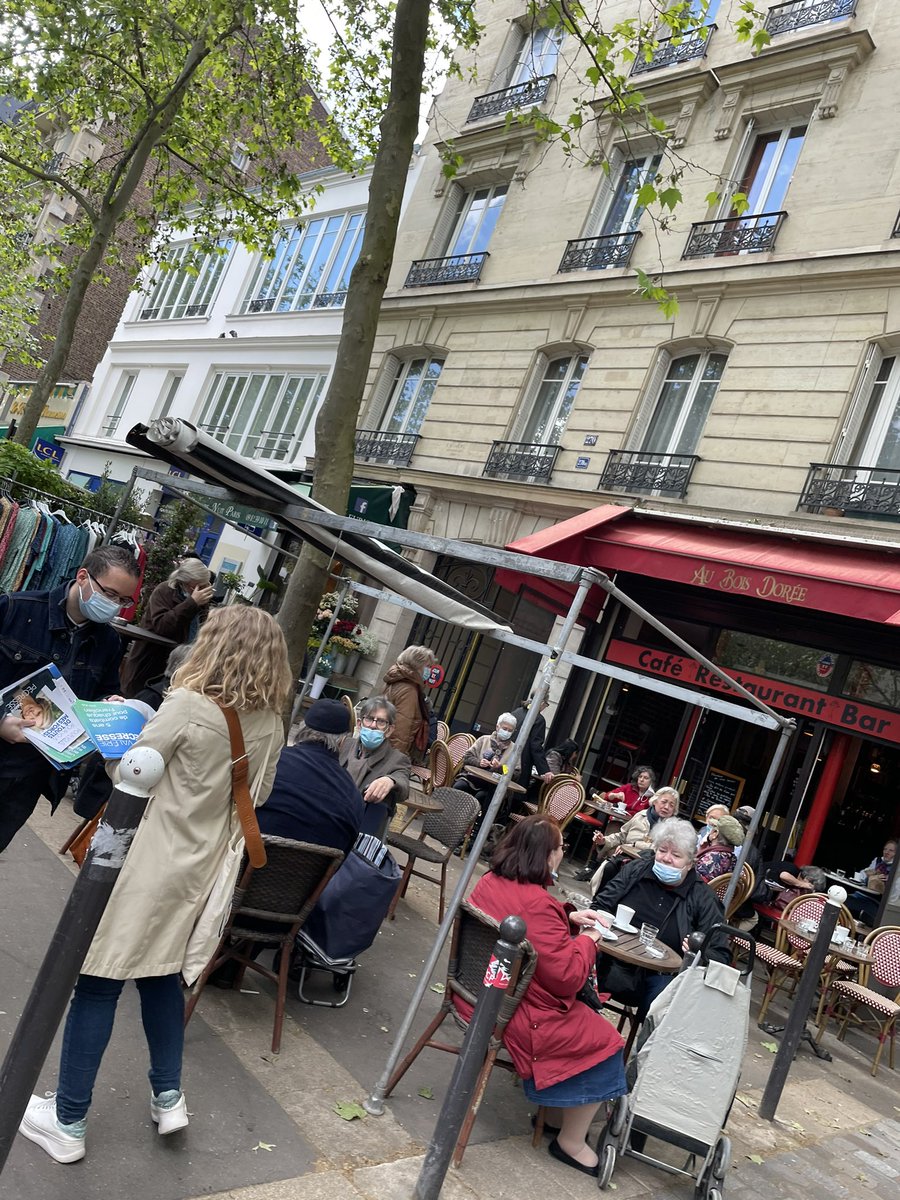 DroiteIntox12e's tweet photo. @PS_Paris12 @AudreyPulvar @stochementfab @egregoire @PKOMITES @RichardBouigue @michelgellyp @Nizar_Belghith @LeblancMonique @RachidTemal @joeldeumier @Veneziano_S Et les #LR quasiment déguisés (sans le nom ou le logo de leur parti) salissent les trottoirs de #Paris... #pecresse #saccageparis https://t.co/vQQTtvjjnx