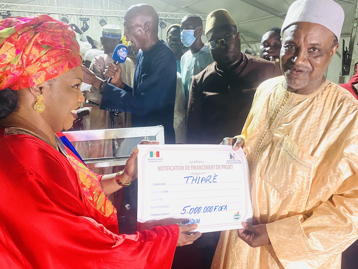 fasttracksn's tweet photo. Remise d’attestations de financement d’un montant de 130.000.000FCFA pour les organisations de femmes et de jeunes filles du département de #Kaolack et des équipements pour les personnes vivant avec un handicap. #kebetu https://t.co/LaCyfs6Z5w