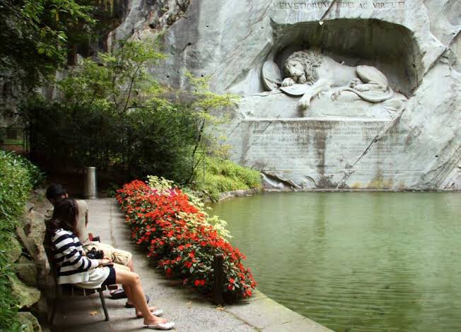 Arteymas_'s tweet photo. León herido de Lucerna, es una escultura labrada entre 1819 y 1821 por el escultor danés Bertel Thorvaldsen sobre una pared de roca de la ciudad de Lucerna en Suiza para conmemorar la muerte en 1792 de unos 760 mercenarios de la Guardia Suiza durante la Revolución francesa. https://t.co/VywuPhKR5U