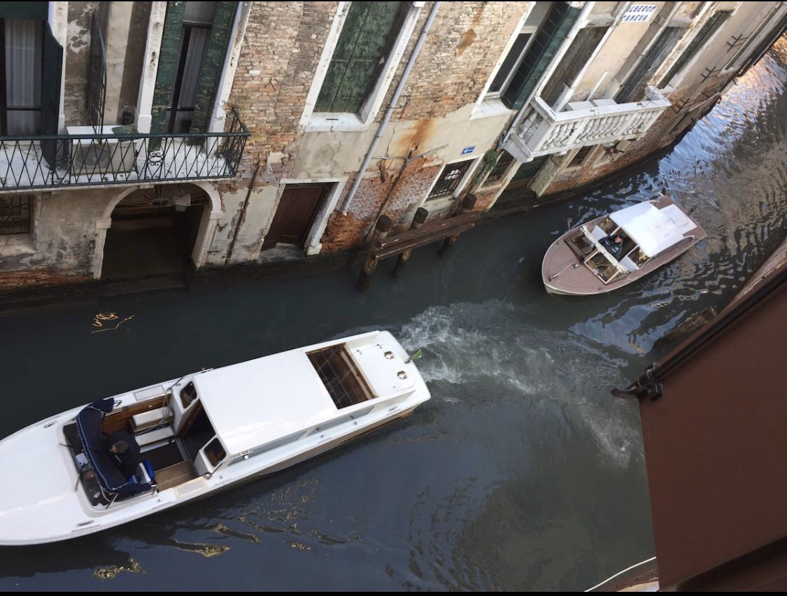 Les amis, petit bon plan pour cet été : l’Italie ! 🇮🇹 je viens de payer 210€ vol aller/retour + 3 nuits en Airbnb pour Venise en plein mois de juillet ! Le logement est vraiment mignon avec une vue sur les canaux et en plein centre ! (il y a 2 chambres, 2 salles de bains)