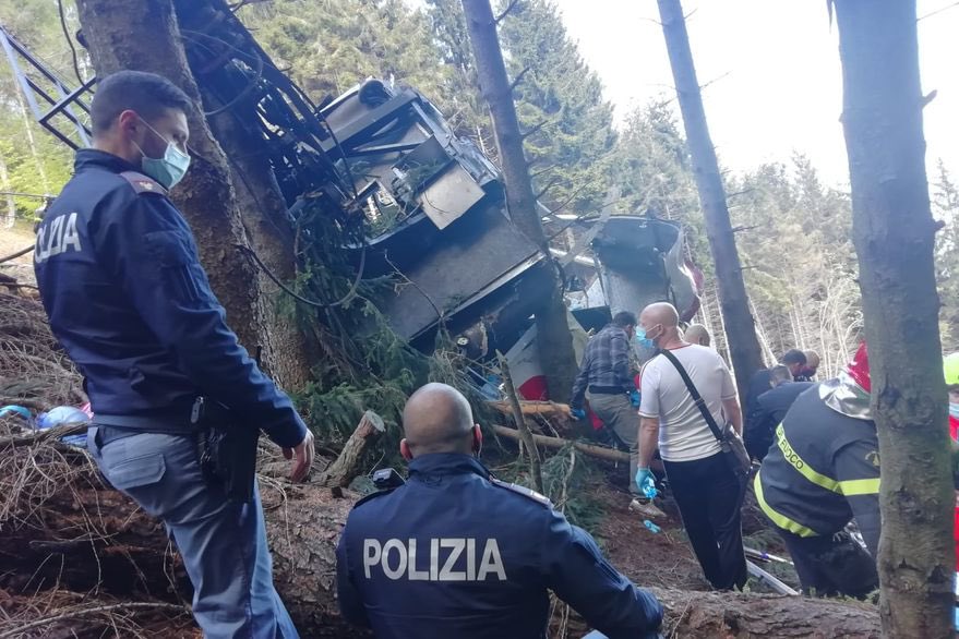 CentinelaMundo's tweet photo. #Mundo  | 🌍 #ULTIMO 

📌 🇮🇹 Tragedia en el norte de #Italia: se cae un teleférico y fallecen 13 personas.

Según testigos, una cabina se desplomó cerca de una torre, en uno de los puntos más altos del medio de subida, a 100 metros de la cima de una montaña llamada Mottarone. https://t.co/UPzAeDlJD8