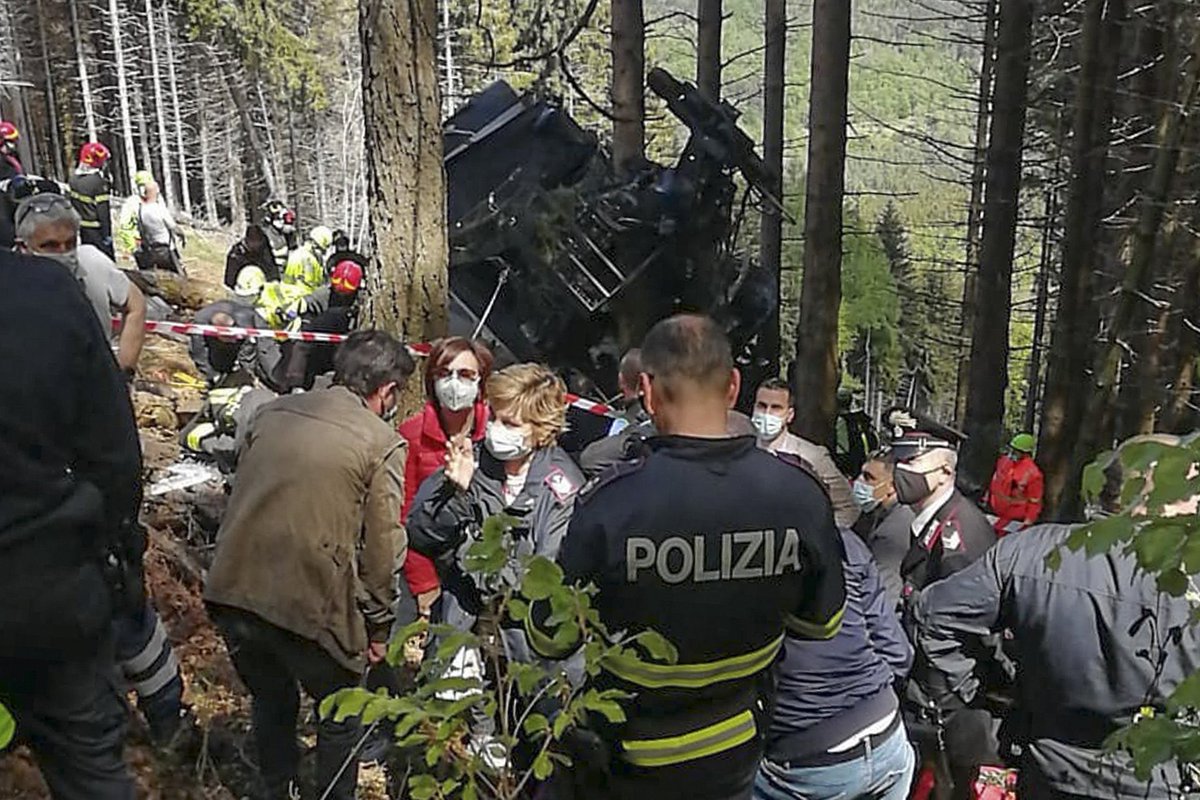 CentinelaMundo's tweet photo. #Mundo  | 🌍 #ULTIMO 

📌 🇮🇹 Tragedia en el norte de #Italia: se cae un teleférico y fallecen 13 personas.

Según testigos, una cabina se desplomó cerca de una torre, en uno de los puntos más altos del medio de subida, a 100 metros de la cima de una montaña llamada Mottarone. https://t.co/UPzAeDlJD8
