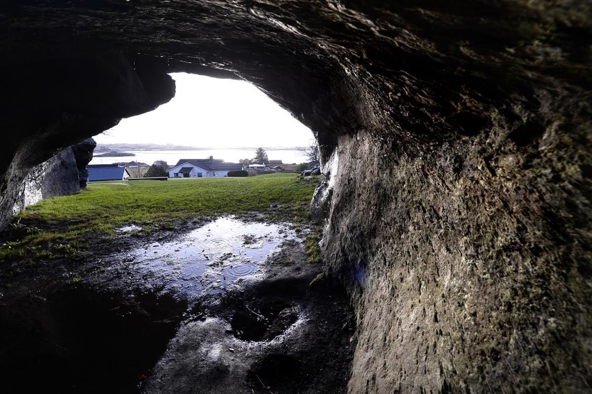 Caves are fascinating, this is ‘Vistehola’ outside Stavanger, Norway, created by the ice. Over a hundred years ago archaeologist excavated layers of soil & found an 8,200 y/o skeleton of a youth buried. Here to were multi layers of history inside. #cavearchaeology