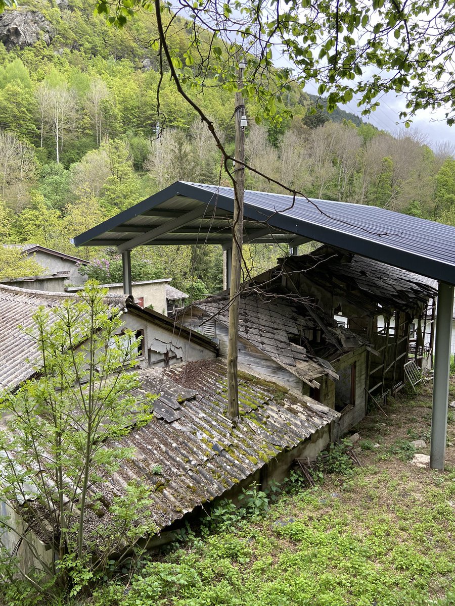 FontTarres's tweet photo. Hospital de cartró (Vall Fosca).
Prefabricat amb plafons fa més de cent anys. Havia de ser provisional per donar cobertura als 4.000 treballadors que van fer la central hidroelèctrica.
Diuen que és l'únic que queda dempeus a Europa, i podria ser que al món. Aquest n'és l'estat👇🏽 https://t.co/zGuk0tU6Gy
