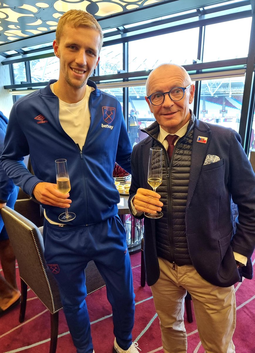 LiborSecka's tweet photo. Some more moments of shared delight - WHU in #EuropaLeague https://t.co/eeceqCY445
