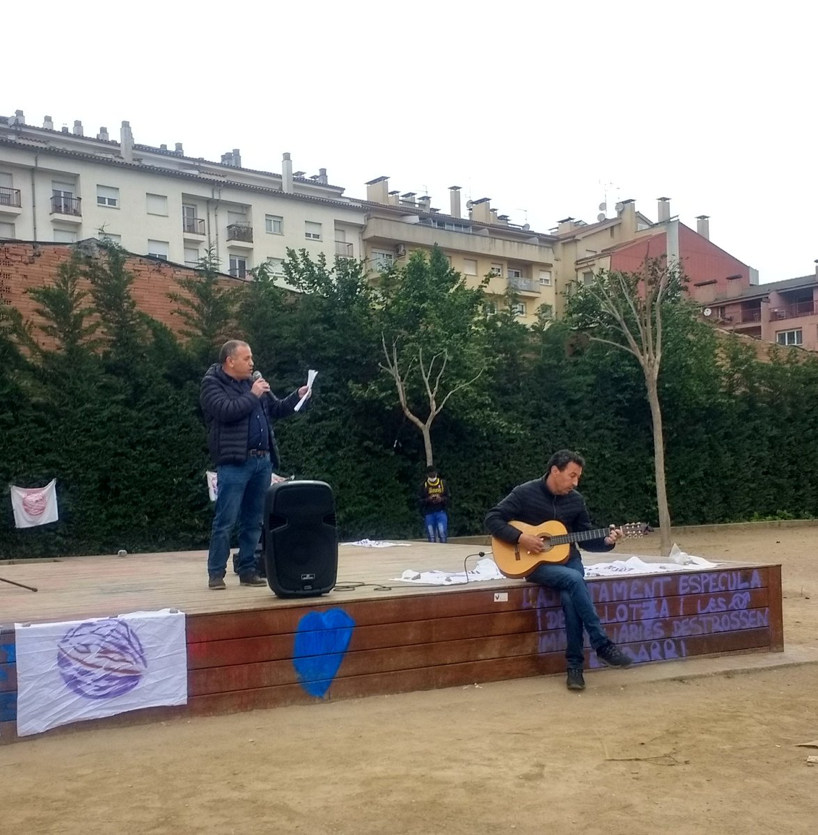 nuria_armengol's tweet photo. Poesia de la resistència amazic amb la lluita de la plaça de la Noguera 🖤
#remeireviu #Vic2ésplural #laNogueraresisteix https://t.co/0hJRB7xOuF