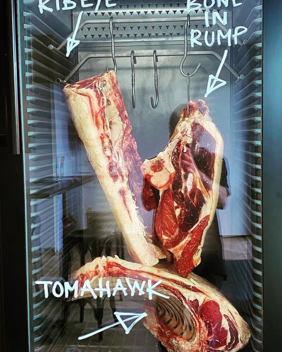 𝐌𝐀𝐊𝐄 𝐘𝐎𝐔𝐑 𝐂𝐇𝐎𝐈𝐂𝐄 
_
Ribeye, Bone In Rump or Tomahawk?
🤤🤔

#dryager #dryagerlove #instameat #dryaged #dryagedbeef #dryaging #passion #selfmade #ribeye #tomahawk #boneinrump
📸: @theroyalrichmondhotel – Thanks for sharing!