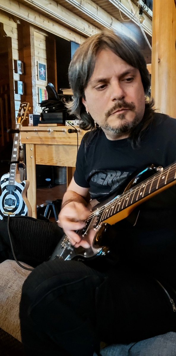ZasProducciones's tweet photo. ¡Segundo y último día de grabación de guitarras en Metxa estudio creativo! El nuevo disco de @Soy_Kerman, verá la luz muy pronto, de la mano de Snap Records  ¡Dale Kerman, que ya lo tienes hecho! https://t.co/psKOKYdHdE
