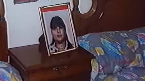 ⚠️🔞 เนื้อหามีความรุนแรงและน่ากลัว

หลายคนน่าจะรู้จักกระดานผีถ้วยแก้วหรือ Ouija ที่เชื่อว่าสามารถใช้ติดต่อกับวิญญาณได้ แต่ถึงจะเป็นความเชื่อ ก็มีคดีฆาตกรรมหลายคดีที่เกิดขึ้นจริงเพราะความหลอนของผีถ้วยแก้ว และมีคดีนึงที่ถูกนำไปสร้างเป็นหนังสยอง (มีต่อในเมนชั่น)