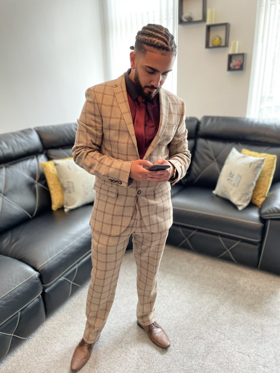 Congratulations to my brother on his graduation today 🎉🤙🏽
<a href="/MrKhalidPE/">MrKhalidPE</a> #masters #PGCE #classof2020