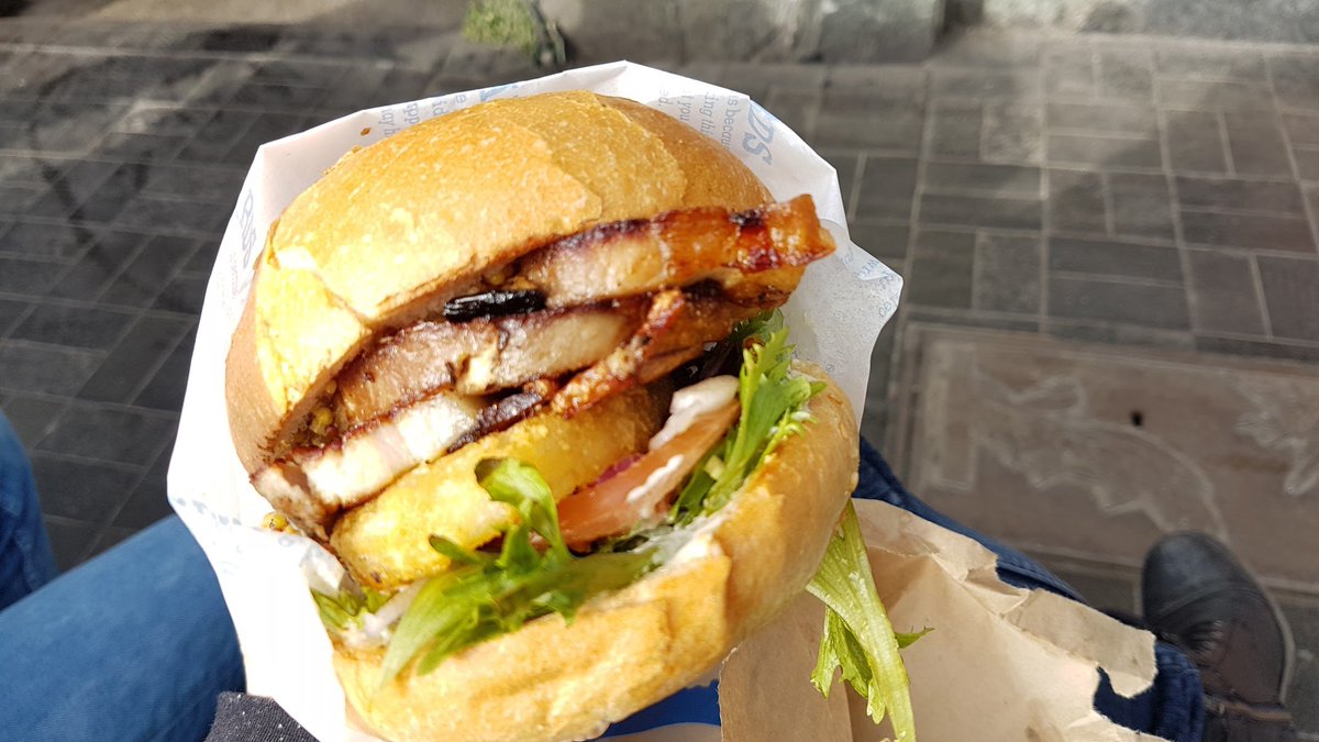 kintiew360's tweet photo. FERGBURGER ร้านเบอเกอร์ ชื่อดังใน #Queentown #NewZealand ใครมาที่นี่แล้วไม่กินเหมือนมาไม่ถึง เบอร์เกอร์ชิ้นใหญ่มาก อร่อยมาก ราคาถือว่าคุ้มค่า ราคาชิ้นละ 2ร้อยกว่าบาท ถามว่ากินหมดไหม หมดครับ เวลาไปอยู่ที่นั้น กระเพาะเราจะค่อยๆ ขยายเองครับ : )

#อร่อย #กินเที่ยว #เที่ยวทิพย์ https://t.co/0G4l0NJoQT