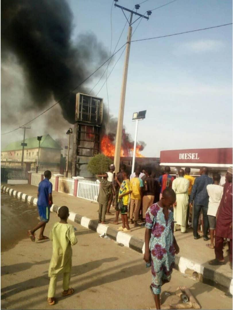 MobilePunch's tweet photo. PHOTOS: Over 50 Injured As Fuel Tanker Explodes in Kano https://t.co/FfhXpGoIgt