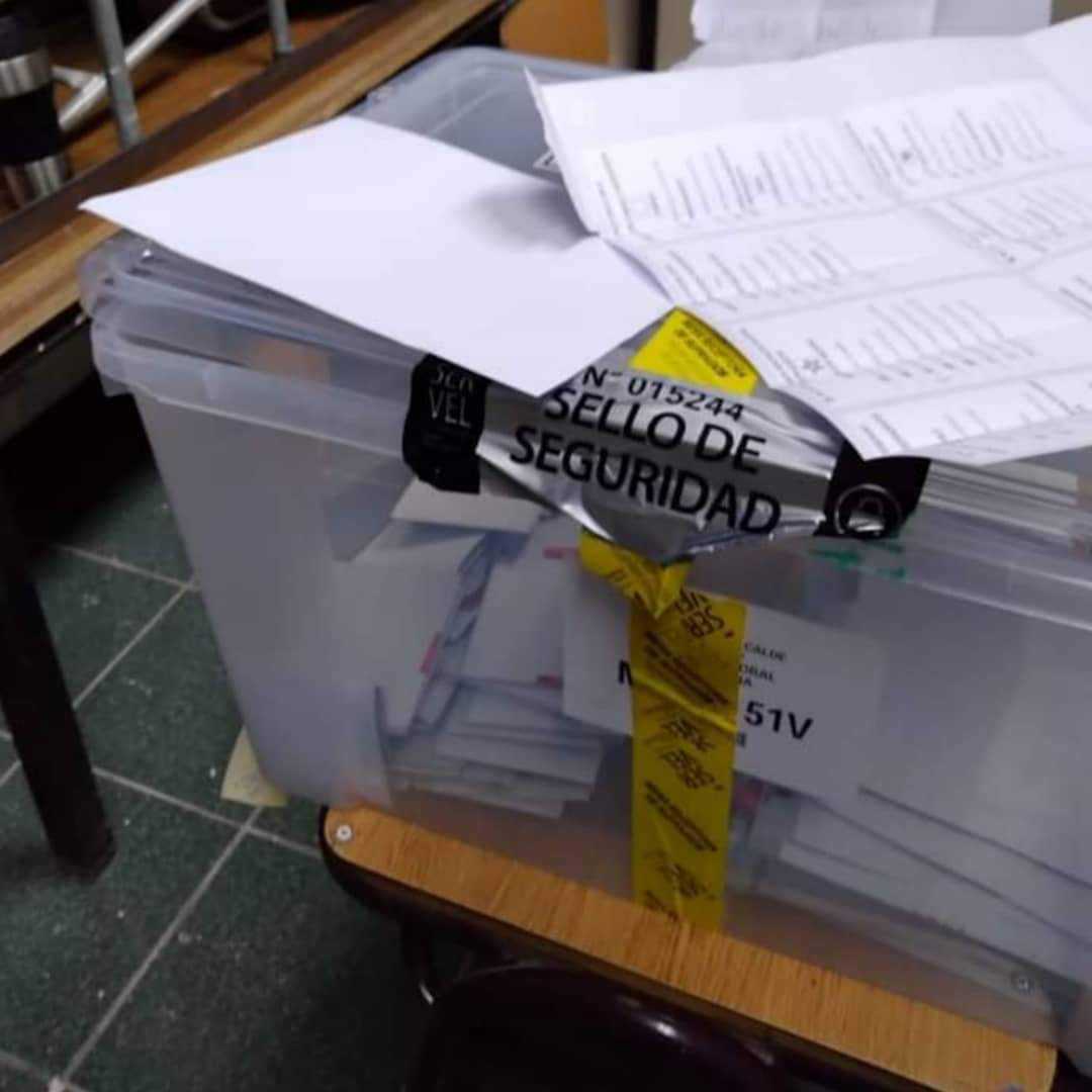 jagurtog's tweet photo. @rodrigosepu @meganoticiascl Hola Sepu, te sigo hace tiempo y necesitamos tu ayuda, en Colina hubo fraude electoral: descuadre de mesas, cajas s/sellos de seguridad, sellos adulterados o rotos, personal municipal (c/uniforme) y alcalde actual y su candidata en locales de votación https://t.co/pJeGgsX0yM