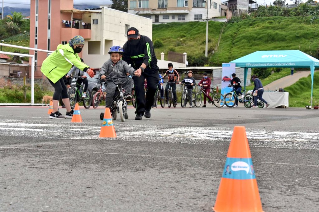 emov_ep's tweet photo. Retomamos la Bici Escuela en la parroquia San Joaquín, con varias actividades para mejorar el aprendizaje de los niños y jóvenes en el manejo de las bicicletas. 
#MuéveteEnBici
@pedropalaciosu 
@MunicipioCuenca 
@moscoso_rosales https://t.co/VHFN53av4s