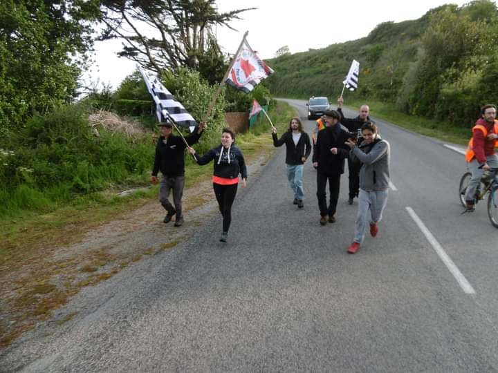 DouarHa's tweet photo. Un devezh plijus tre en ur redek evit ar #Brezhoneg. War hentoù bro Dreger e oamp ar beurre mañ evit #arRedadeg. #Stourmomp asambles! Poent eo mont war hent an dizalc'h da savetiñ ar Bzhg . Morse vimp trec'h ma chomomp b'ar stad c'hall!
Deuit da vanifestiñ disadorn e #Gwengamp. https://t.co/VwvNTEPzxf