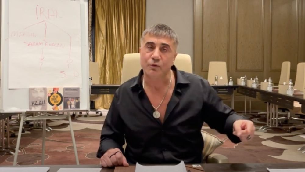 solcuhaber's tweet photo. Sedat Peker, kardeşi Atilla Peker'in gözaltına alınmasının ardından Twitter'dan 'Korkut Eken'le Mehmet Ağar'ı neden gözaltına almıyorsunuz, sadece benim kardeşimi alıyorsunuz?' diye yazdı https://t.co/DM5VJXWcs5