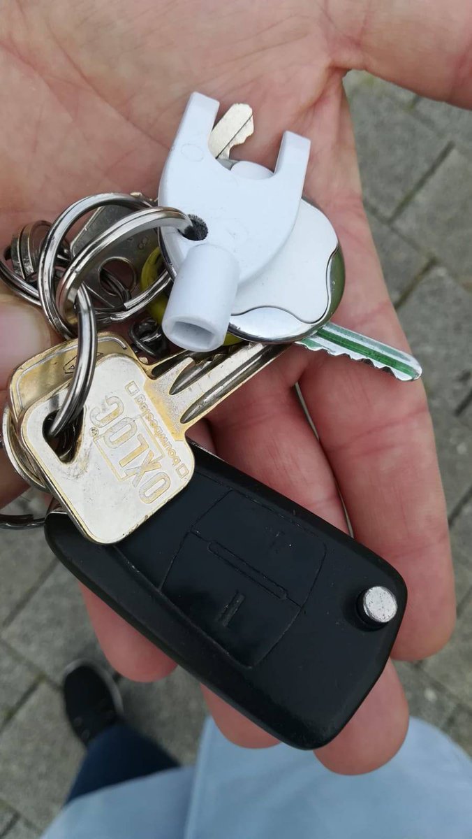 Sleutelbos gevonden op voetpad langs de Geerweg. Stuur ff pb om contact op te nemem. #wijkbijduurstede