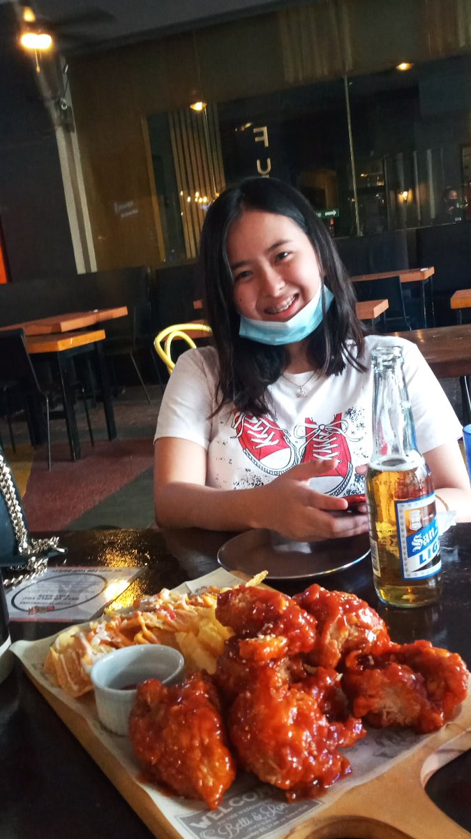 Ziraili_B's tweet photo. (1/2)

📍chicken &amp; beer - bgc

Wala akong mahanap na shawties sa bgc kaya ikaw nalang @mrclrize
dejk HAHAHAHA

next time ulet hehe tyyy and i love u!! https://t.co/ylD8RccWzg