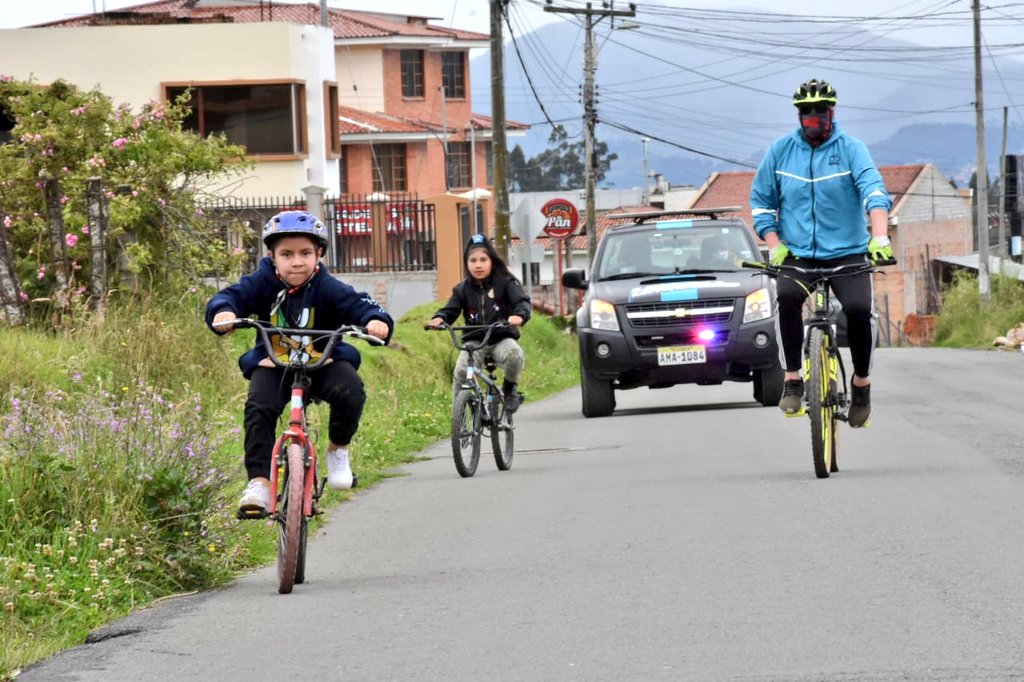 emov_ep's tweet photo. Pequeños y grandes se sumaron a la cicleada junto al personal de la EMOV EP, con el resguardo del patrullero para brindar seguridad en el trayecto. 
#MuéveteEnBici
@pedropalaciosu 
@MunicipioCuenca 
@moscoso_rosales https://t.co/H8mj9eogUO