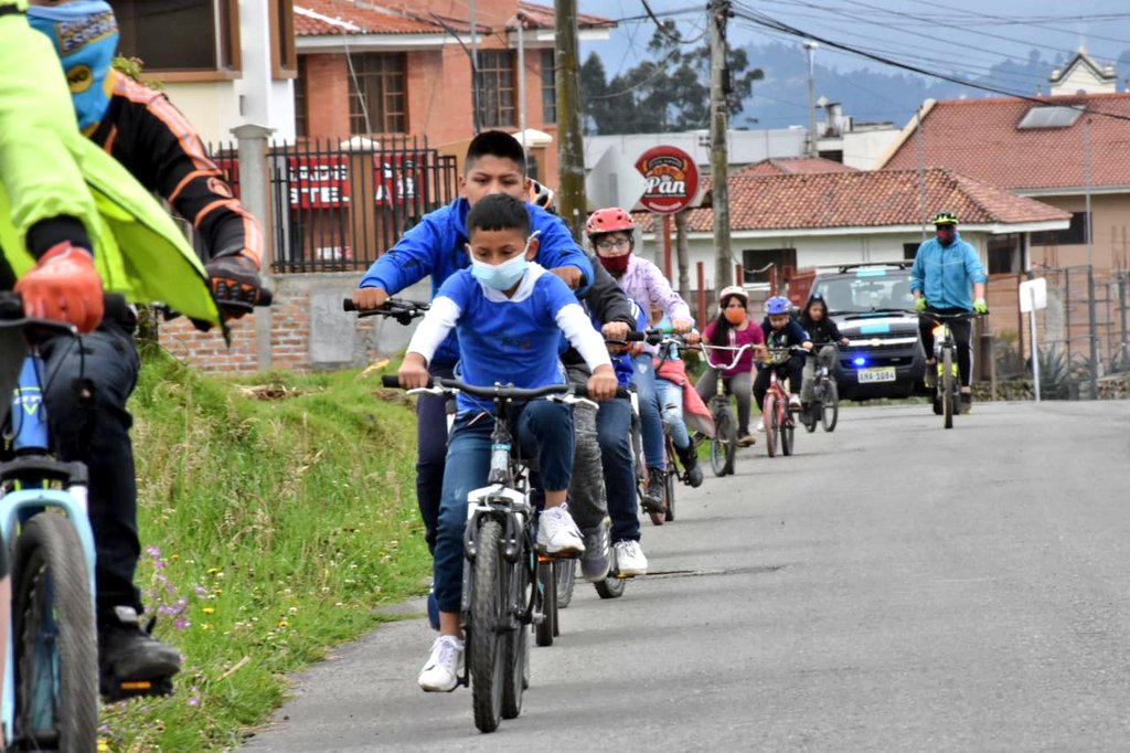 emov_ep's tweet photo. Pequeños y grandes se sumaron a la cicleada junto al personal de la EMOV EP, con el resguardo del patrullero para brindar seguridad en el trayecto. 
#MuéveteEnBici
@pedropalaciosu 
@MunicipioCuenca 
@moscoso_rosales https://t.co/H8mj9eogUO