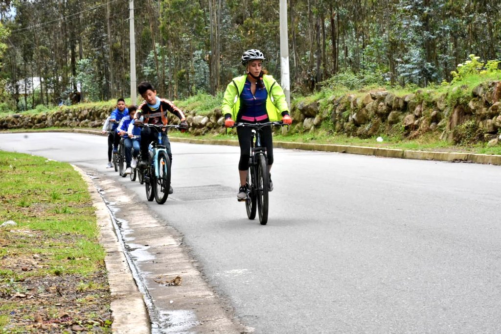 emov_ep's tweet photo. Pequeños y grandes se sumaron a la cicleada junto al personal de la EMOV EP, con el resguardo del patrullero para brindar seguridad en el trayecto. 
#MuéveteEnBici
@pedropalaciosu 
@MunicipioCuenca 
@moscoso_rosales https://t.co/H8mj9eogUO
