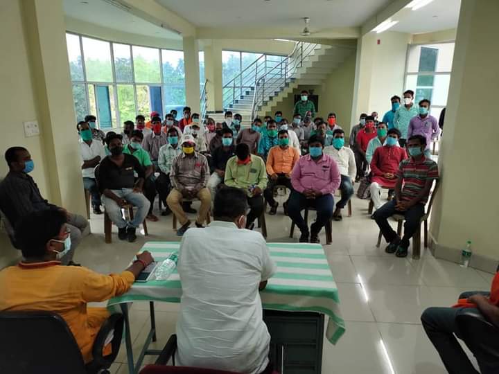 BJP4Bengal's tweet photo. নন্দীগ্রামের ভাঙ্গাবেড়ার অতিথি নিবাসে দলীয় কার্যকর্তা ও কর্মীদের সাথে সাংগঠনিক ও ঘূর্ণিঝড় যশের মোকাবিলা সংক্রান্ত আলোচনায় উপস্থিত ছিলেন নন্দীগ্রামের বিজেপি বিধায়ক এবং বিরোধী দলনেতা শ্রী @SuvenduWB https://t.co/OABWvR1ywf
