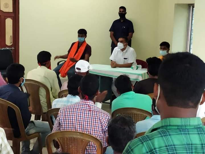 BJP4Bengal's tweet photo. নন্দীগ্রামের ভাঙ্গাবেড়ার অতিথি নিবাসে দলীয় কার্যকর্তা ও কর্মীদের সাথে সাংগঠনিক ও ঘূর্ণিঝড় যশের মোকাবিলা সংক্রান্ত আলোচনায় উপস্থিত ছিলেন নন্দীগ্রামের বিজেপি বিধায়ক এবং বিরোধী দলনেতা শ্রী @SuvenduWB https://t.co/OABWvR1ywf