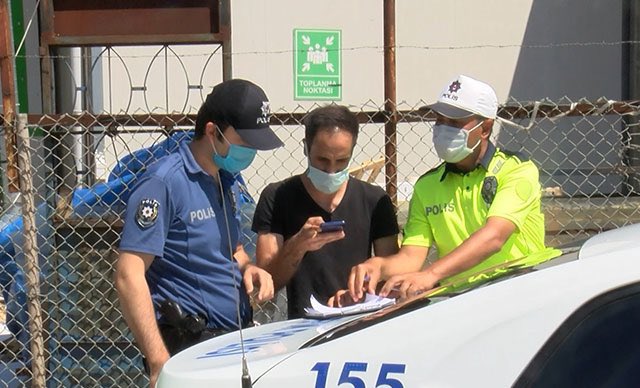 solcuhaber's tweet photo. İzmit’te cezaevinden izinli çıkarak, 24 saat içerisinde aynı bölgede 2 defa sokağa çıkma kısıtlamasını ihlal eden Emre K., kendisine tutanak tutan polisleri cep telefonuyla görüntüleyince gözaltına alındı. https://t.co/wqkQJ0Us6B