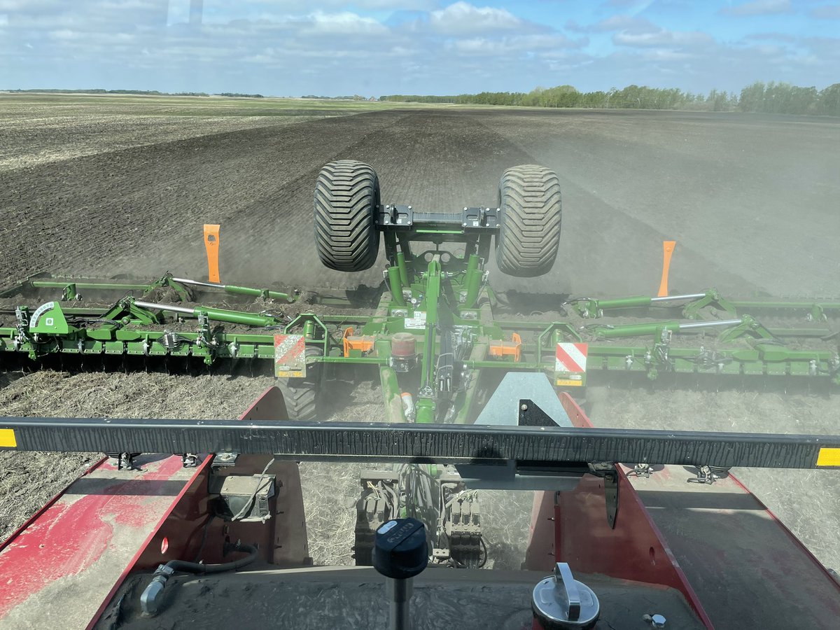 MDallman370's tweet photo. @CAWHC @AMAZONE_Inc Beauty of a morning to get some field work done! https://t.co/MgHdwsaYCm